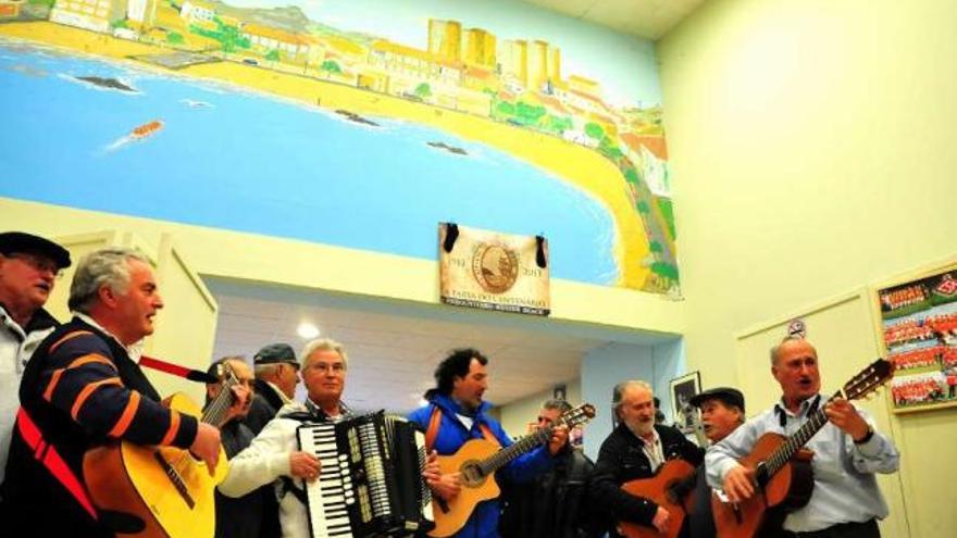 La rondalla cantando el himno de Vilaxoán en el centro sociocultural.  // Iñaki Abella