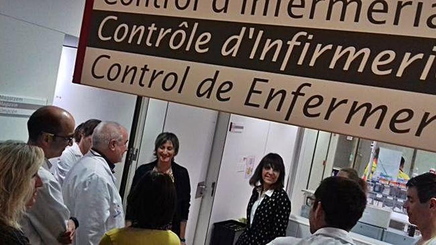 Una visita de la consellera de Salut, Alba Vergés, amb dirigents mèdics de l&#039;hospital durant una visita