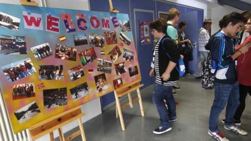 Cartel en la entrada del instituto de bienvenida a los estudiantes y docentes europeos.