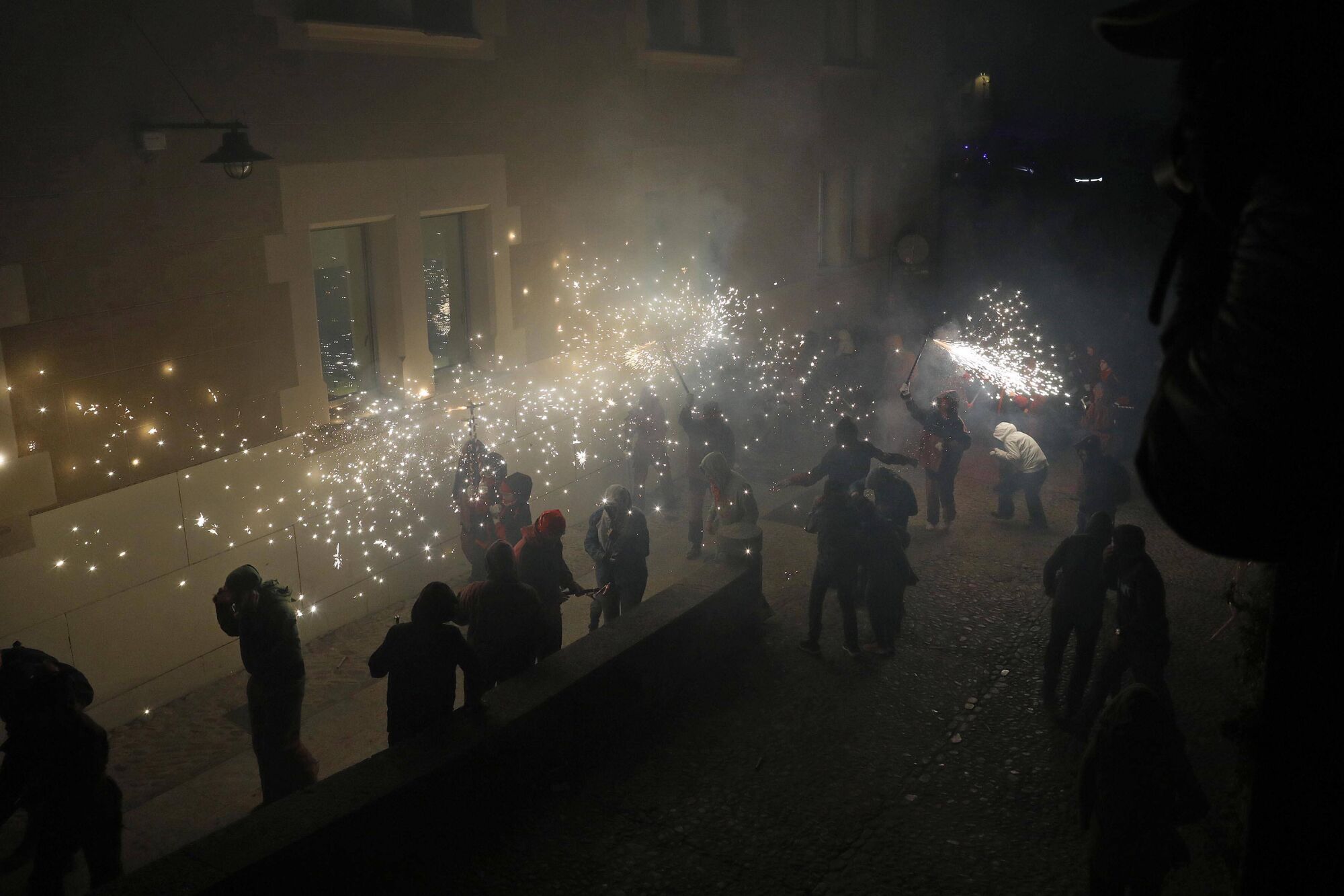 Girona. Plaça Sant Domenec. Correfoc infantil amb els Trons de l'Onyar. Fires.