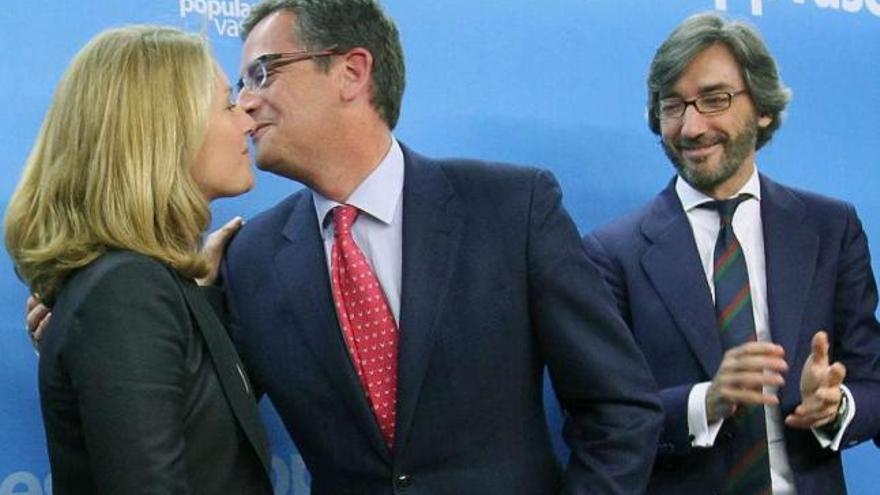 Antonio Basagoiti besa a su sucesora al frente de los populares en Euskadi, Arantza Quiroga.  // Efe