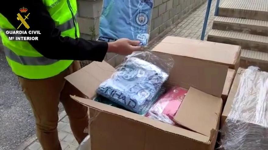 Detenido en Benijófar con 700 equipaciones de fútbol falsas