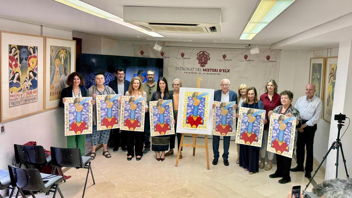 Familiares y patronos del Misteri d'Elx con el nuevo cartel anunciador