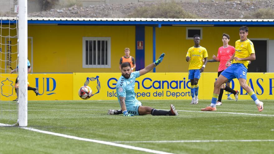 Las Palmas Atlético somete al Buzanada con una contundente goleada