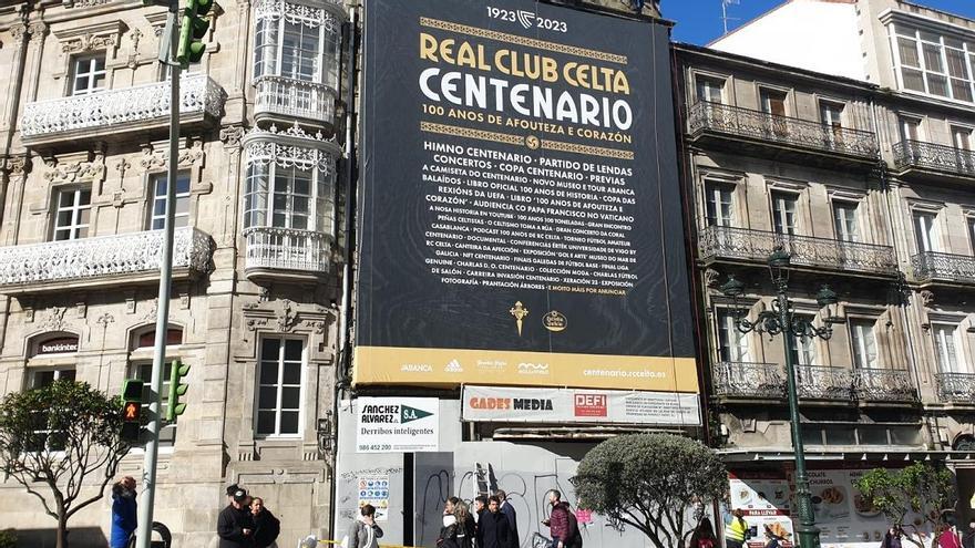 Cartel del centenario desplegado en el cruce de Urzáiz con Príncipe