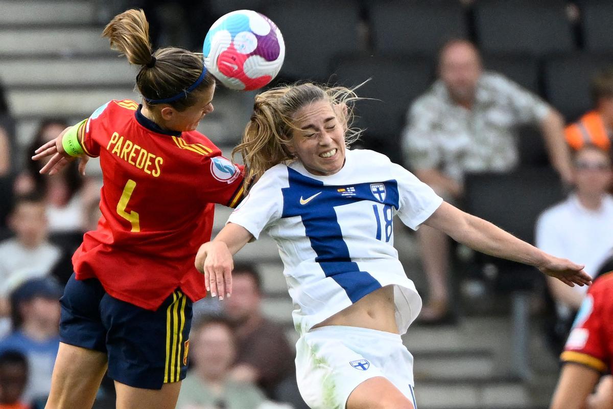 La defensora española Irene Paredes compite con la delantera finlandesa Linda Sallstrom durante la Eurocopa Femenina de la UEFA 2022