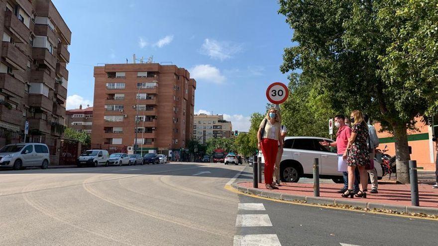 Imagen de archivo de una calle de Murcia con el asfalto cambiado.