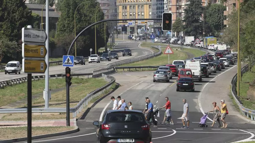 Multado con 200 euros por mirar el móvil mientras cruza andando un paso de cebra: la sanción que se pide pasar del coche a los peatones
