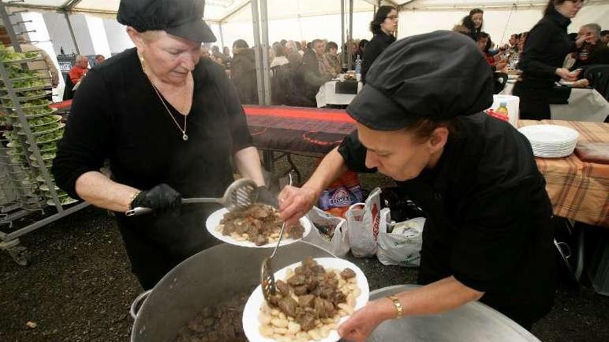 Las cocineras, sirviendo los platos de habas con jabalí. // Bernabé / Víctor Espiño