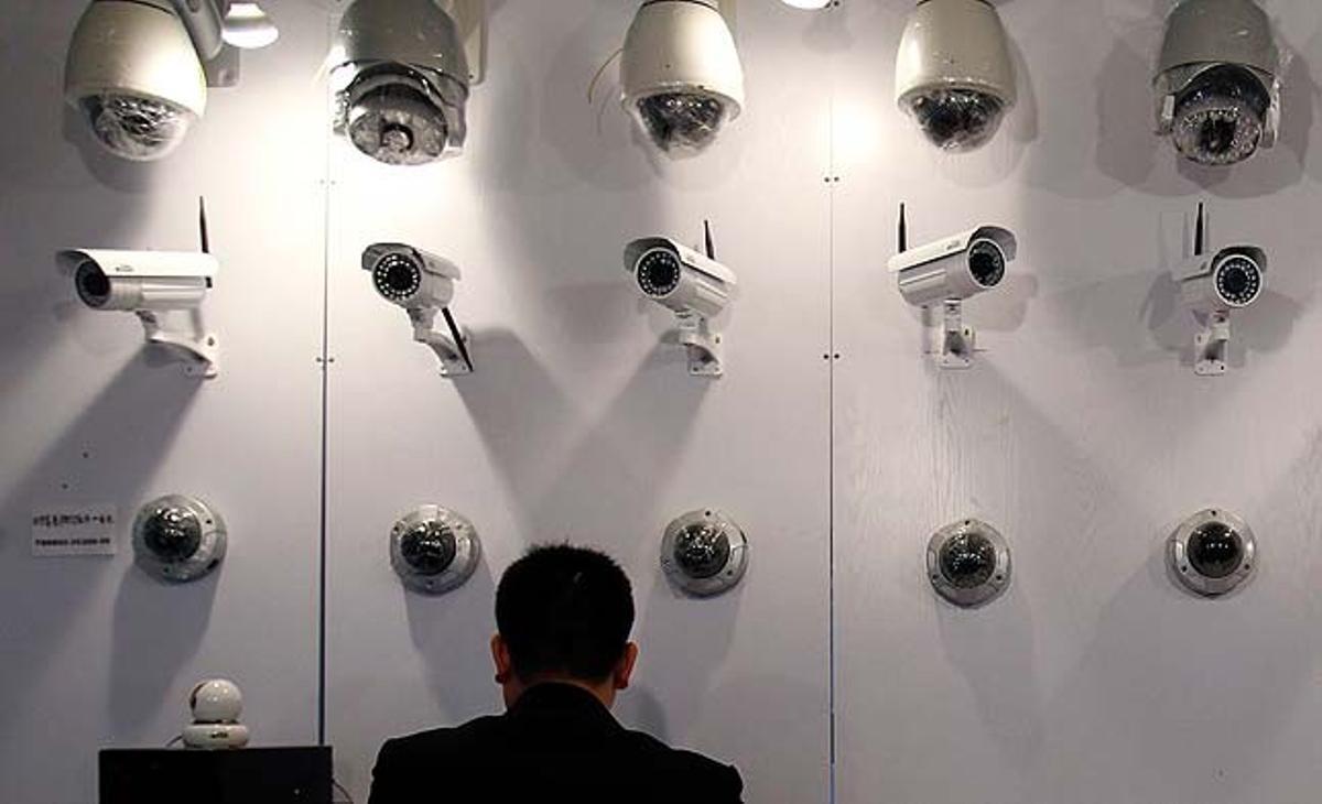 Càmeres de vigilància en un lloc d’exposició, durant l’exhibició ’Seguretat Xinesa 2011’ que presenta els últims productes de seguretat pública, a Beijing (Xina).