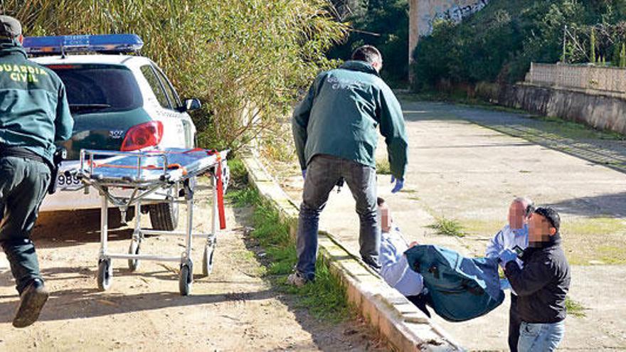 Guardias civiles trasladan el cadáver del joven, anteayer en el Torrent dels Jueus.