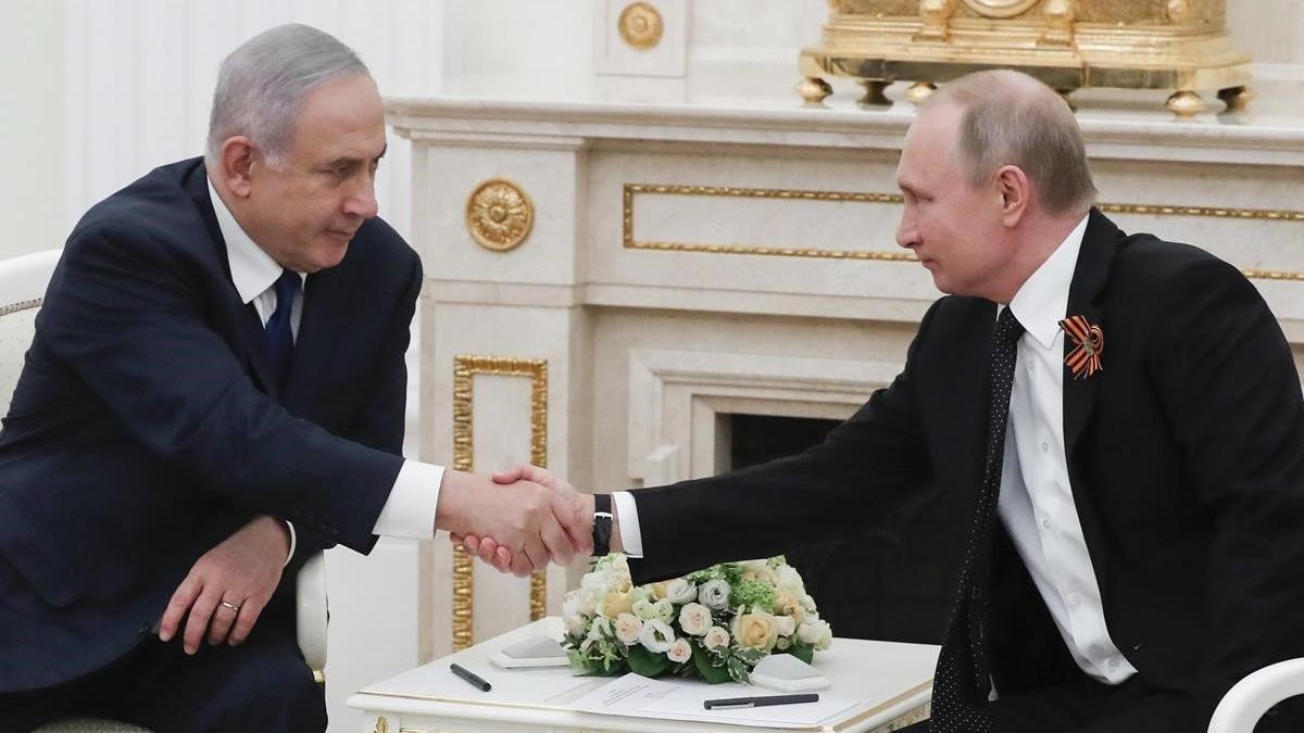 El primer ministro israelí, Benjamin Netanyahu, y el presidente ruso, Vladimir Putin, se estrechan la mano durante un encuentro el pasado mayo en Moscú.