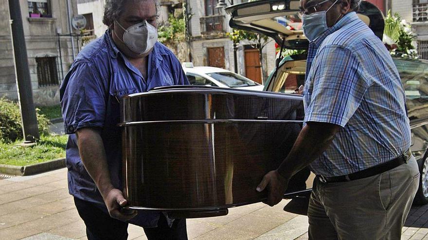 A la izquierda, Rufino Campal Lucas, transportando el féretro.