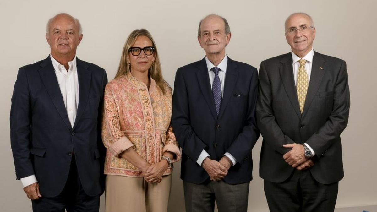 Alberto Cabré, Ana Suárez y Antonio Rico, junto a Ángel Tristán. | | LP/DLP