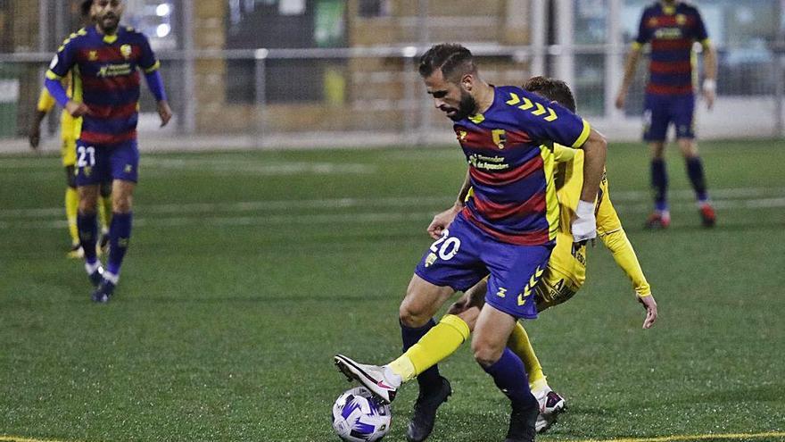 Pere Martínez en una acció contra l&#039;UCAM de Múrcia a la Copa Federació.