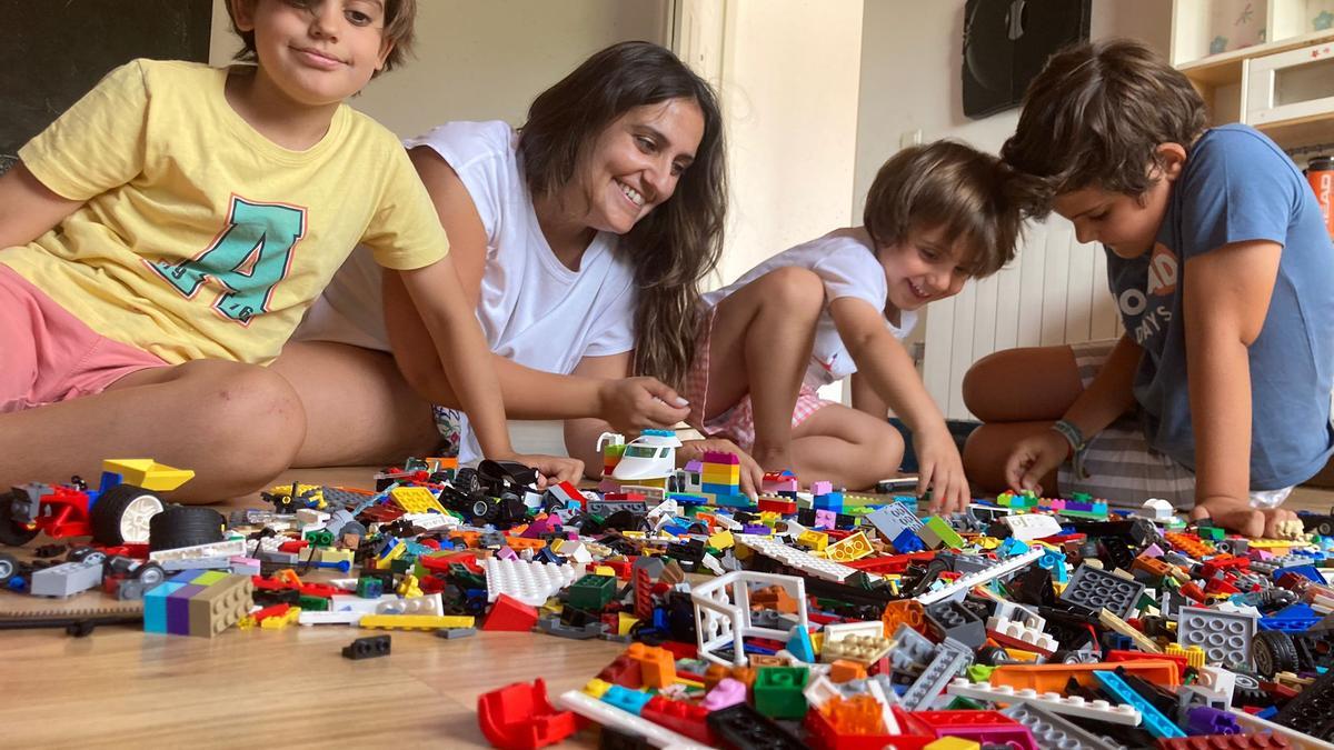 La candidata Beatriz Jurado juega con sus hijos con los bloques de construcción.