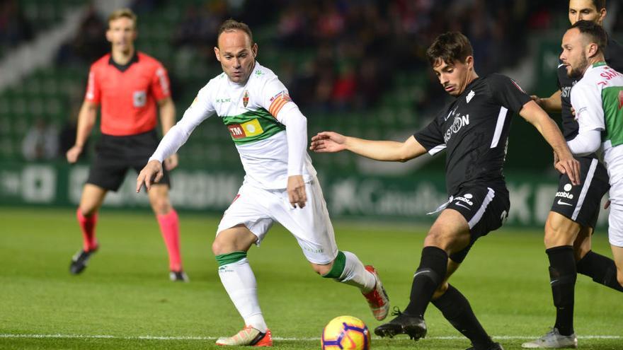 Un instante del Elche-Sporting de la temporada pasada disputado en el Martínez Valero