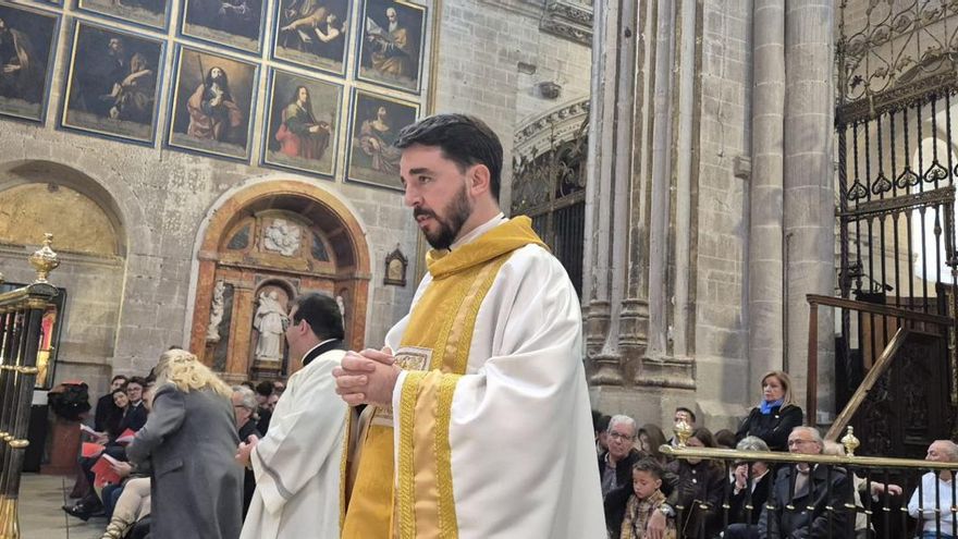 La capilla ardiente del sacerdote Javier Prieto, abierta en la Colegiata de Toro, donde se oficiará su funeral