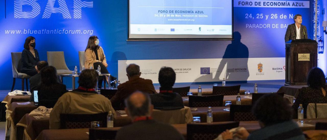 Carlos Gómez, alcalde de Baiona, interviene en el Foro durante el comienzo del mismo. |   // D.P.