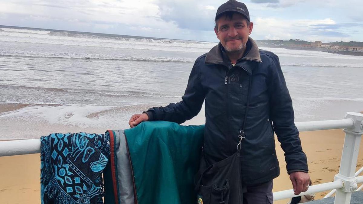 Pablo Ferreira, ayer, tras ayudar al herido, en la playa de San Lorenzo, en Oviedo .