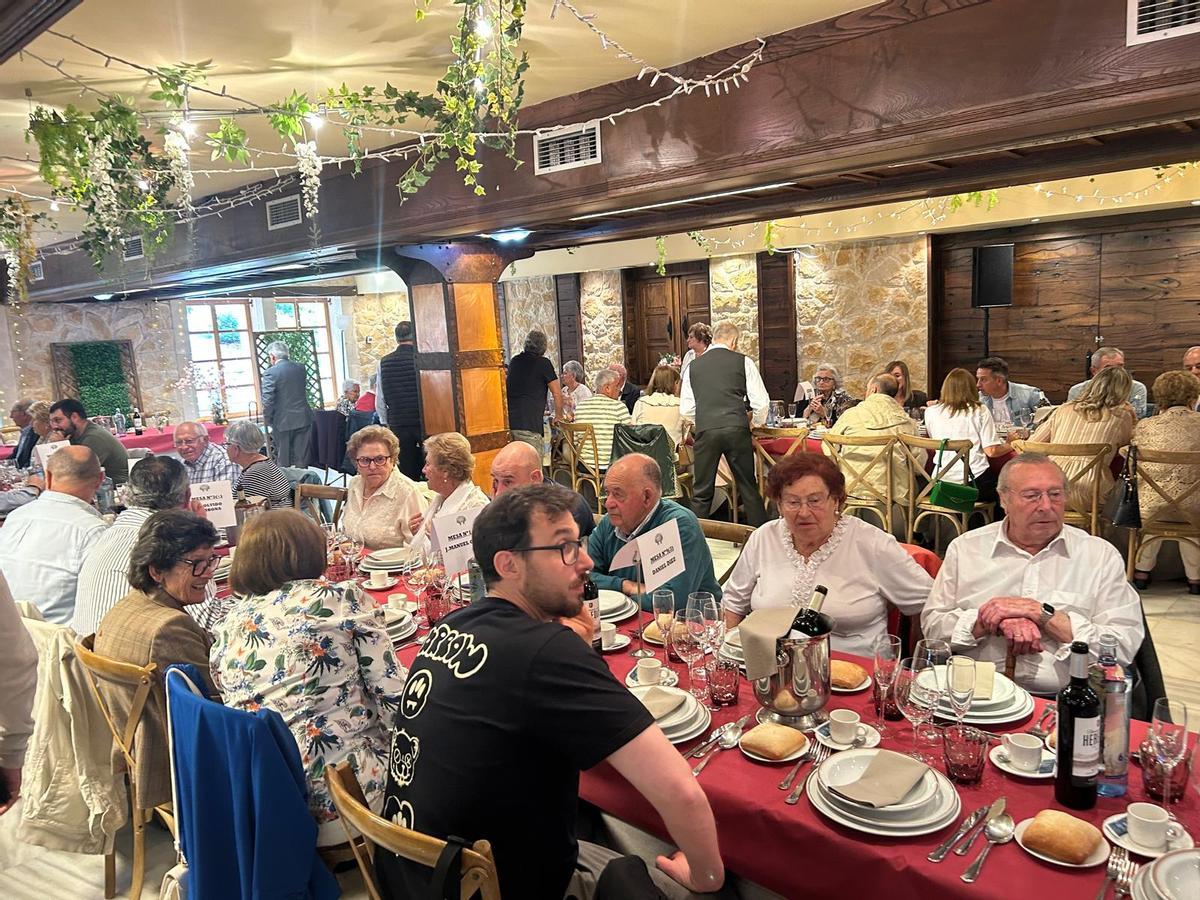 En imágenes: comida anual y reconocimiento de socios del Hogar del Jubilado de El Berrón.