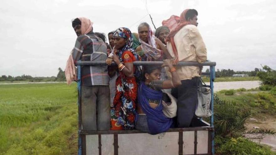 Un grupo de personas es trasladado en un camión hacia las afueras de Orissa.