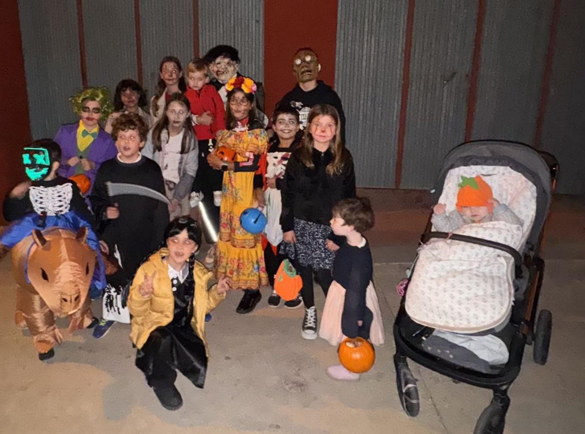 No faltó el tradicional recorrido de los más jóvenes por las calles de Aguarón. | SERVICIO ESPECIAL