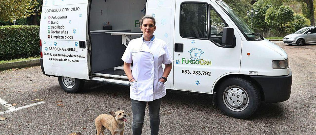 Mayra Adón, en la furgoneta en la que ha montado una peluquería canina.