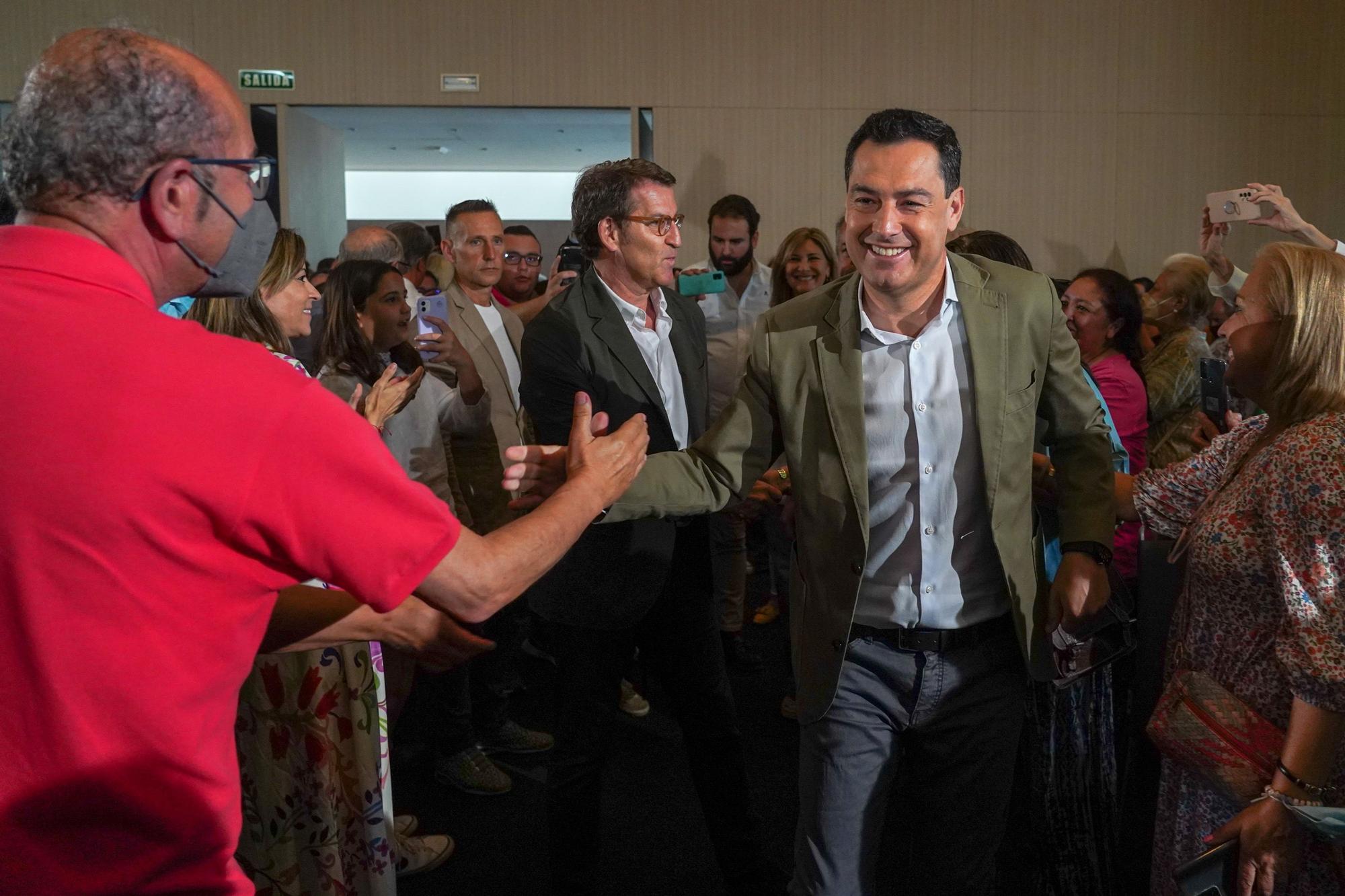 El presidente del PP-A y candidato a la reelección como presidente de la Junta de Andalucía, Juanma Moreno, y el presidente del Partido Popular, Alberto Núñez Feijóo, a la llegada a la clausura del acto público a 29 de mayo del 2022 en Sevilla.