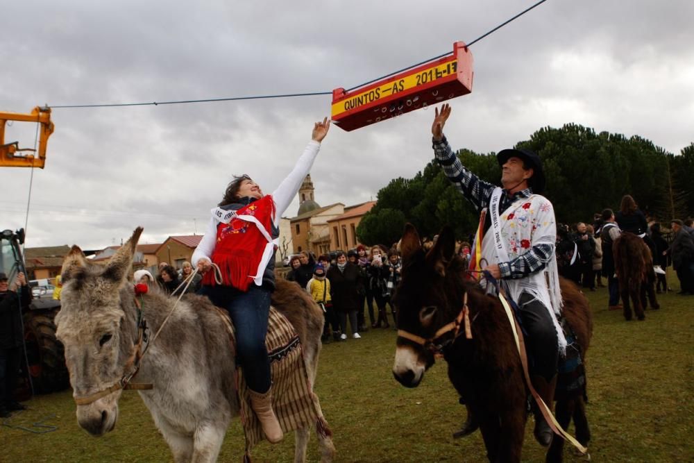 Carrera de cintas en burro en Molacillos.