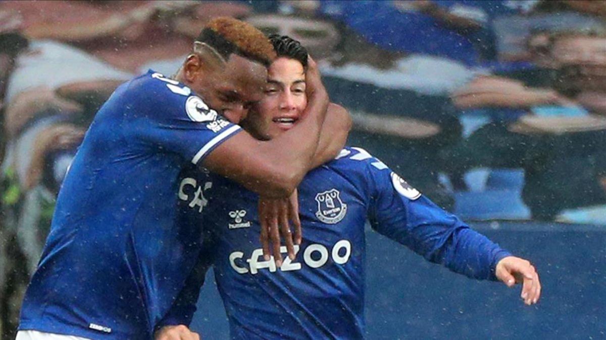 Yerry Mina y James en un partido con el Everton