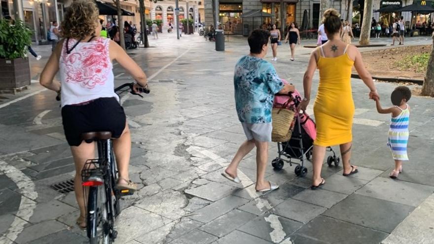 El carril bici atraviesa la zona peatonal de la plaza de España.