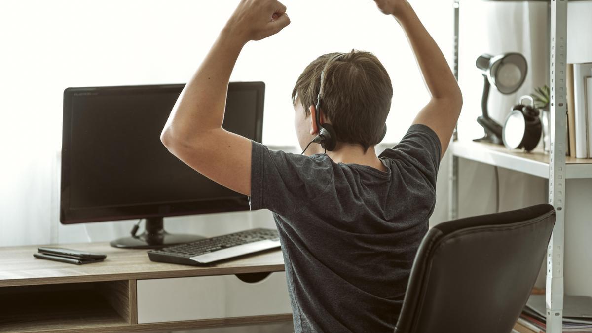 Un joven celebra que ha ganado una partida a un videojuego.