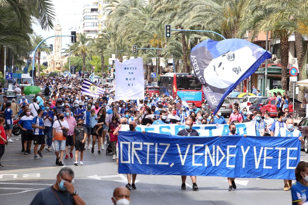 La afición del Hércules protesta por la mala situación del club