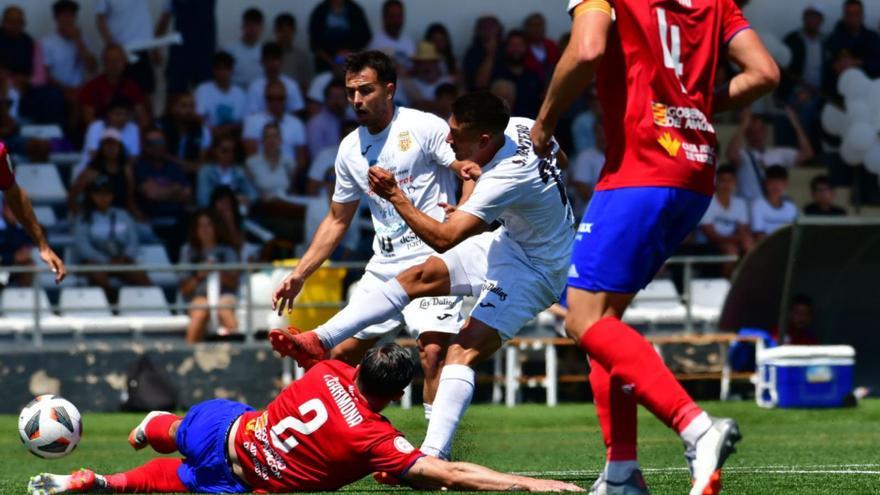 Imagen del centrocampista peñista, Sergio Montero, intentando superar a un defensor del Teruel en un lance del juego. | ARSEN VORONY