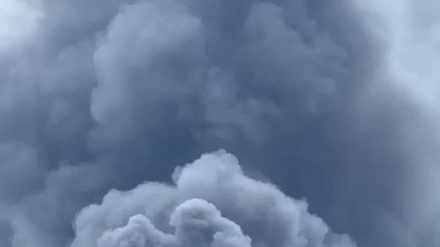 Aparatoso incendio sin heridos en un desguace de San Bartolomé: una gran columna de humo alerta a los vecinos