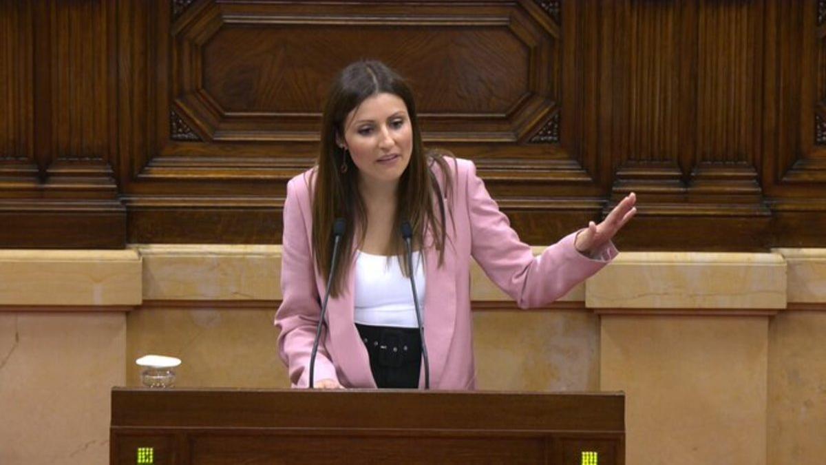 Lorena Roldán defiende la moción de censura contra Torra, en el Parlament.