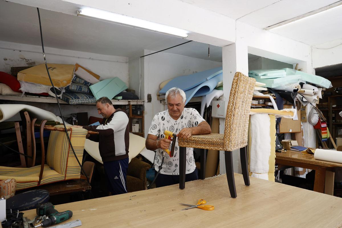 Luis Garrido Solla y su empleado, Juan Carlos Lavia Barreiro, en la Tapicería Garrido.