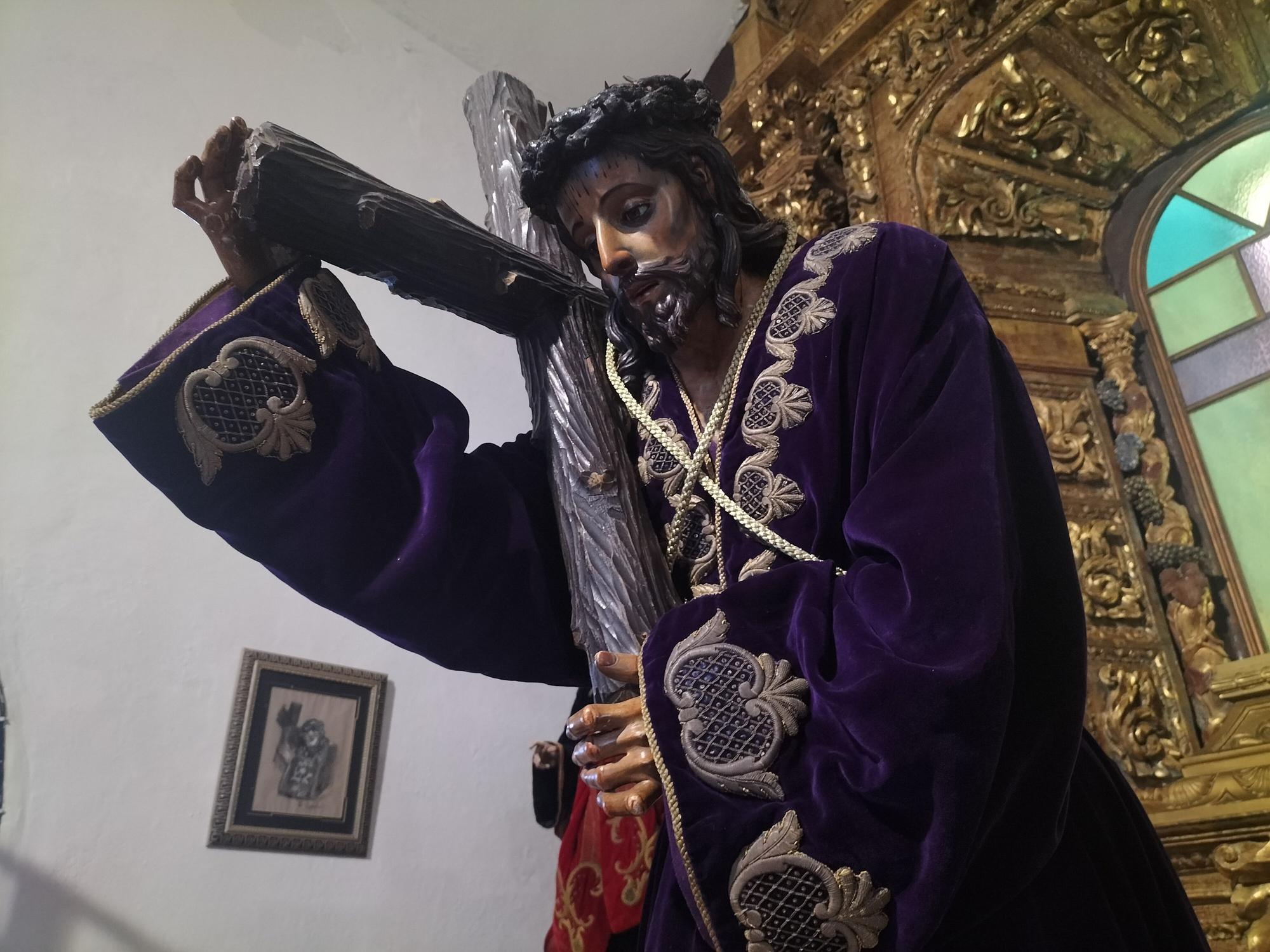 Estos son los preparativos de la Semana Santa de Luarca: limpieza de tronos, preparación de túnicas y cambios de atuendo para el Nazareno, San Juan y la Verónica