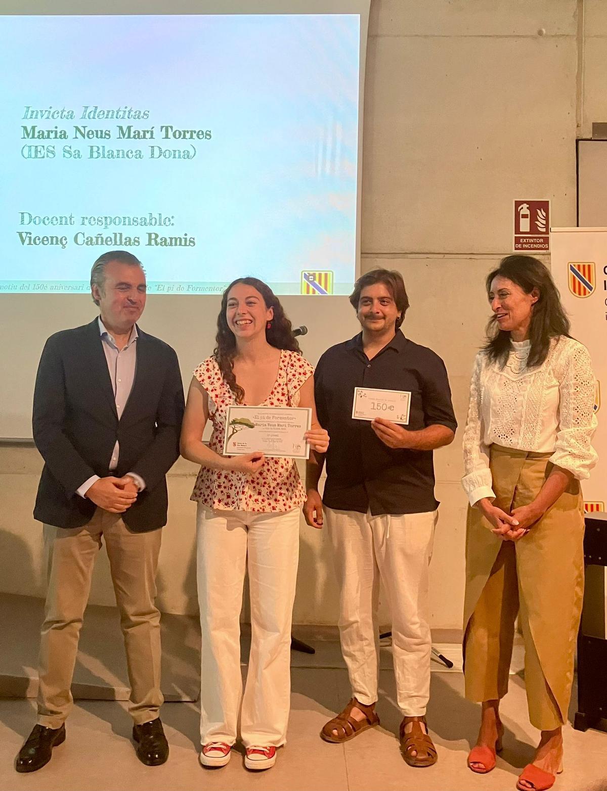 María Neus Marí Torres recibe su premio.