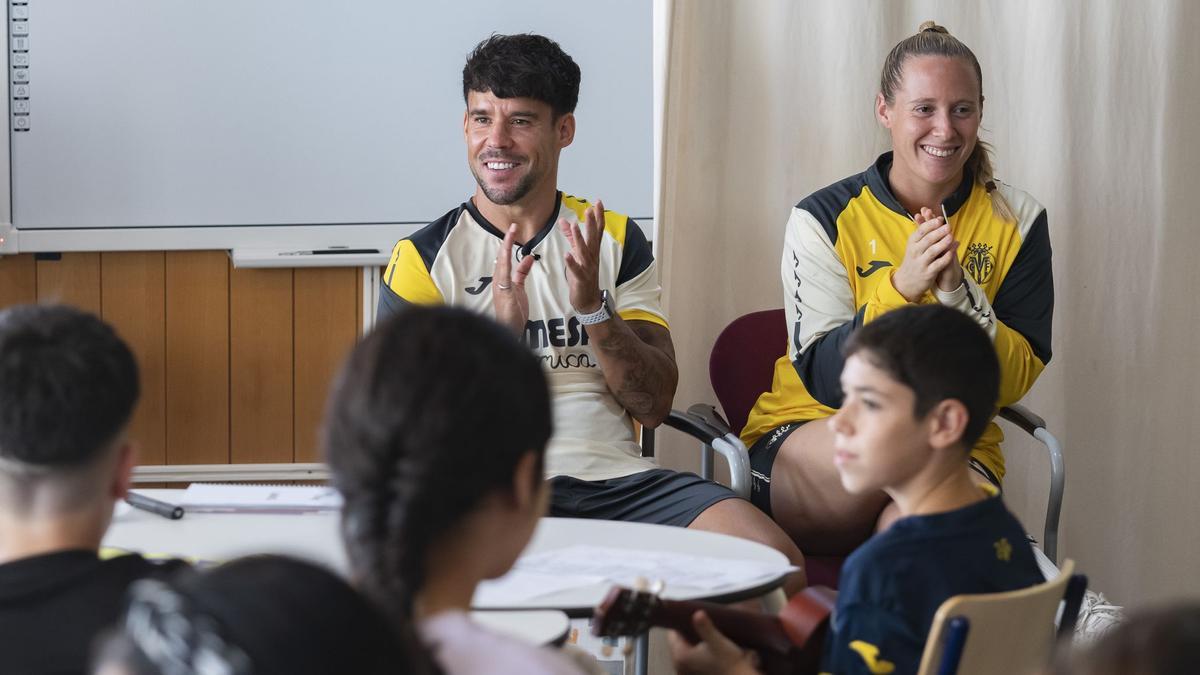 Juan Bernat, lateral izquierdo del Submarino, y Carmen Carbonell, portera del Femenino, compartieron aula con los jóvenes del Luis Vives de Xilxes.
