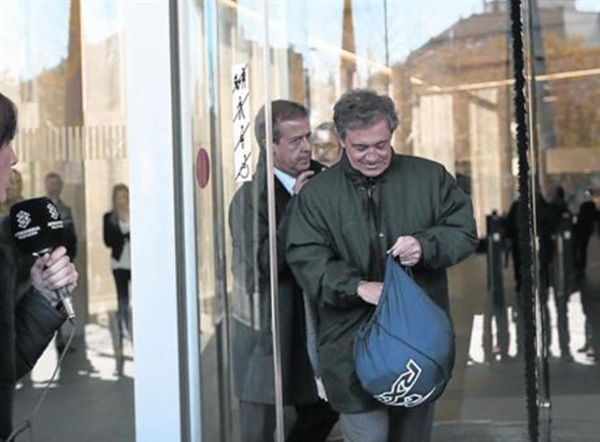 Jordi Pujol Ferrusola sale de la Ciutat de la Justícia tras declarar, ayer.