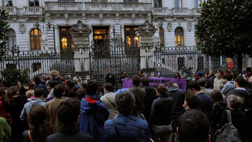 Manifestantes, ayer, a la puerta de la Junta General del Principado, en Oviedo.