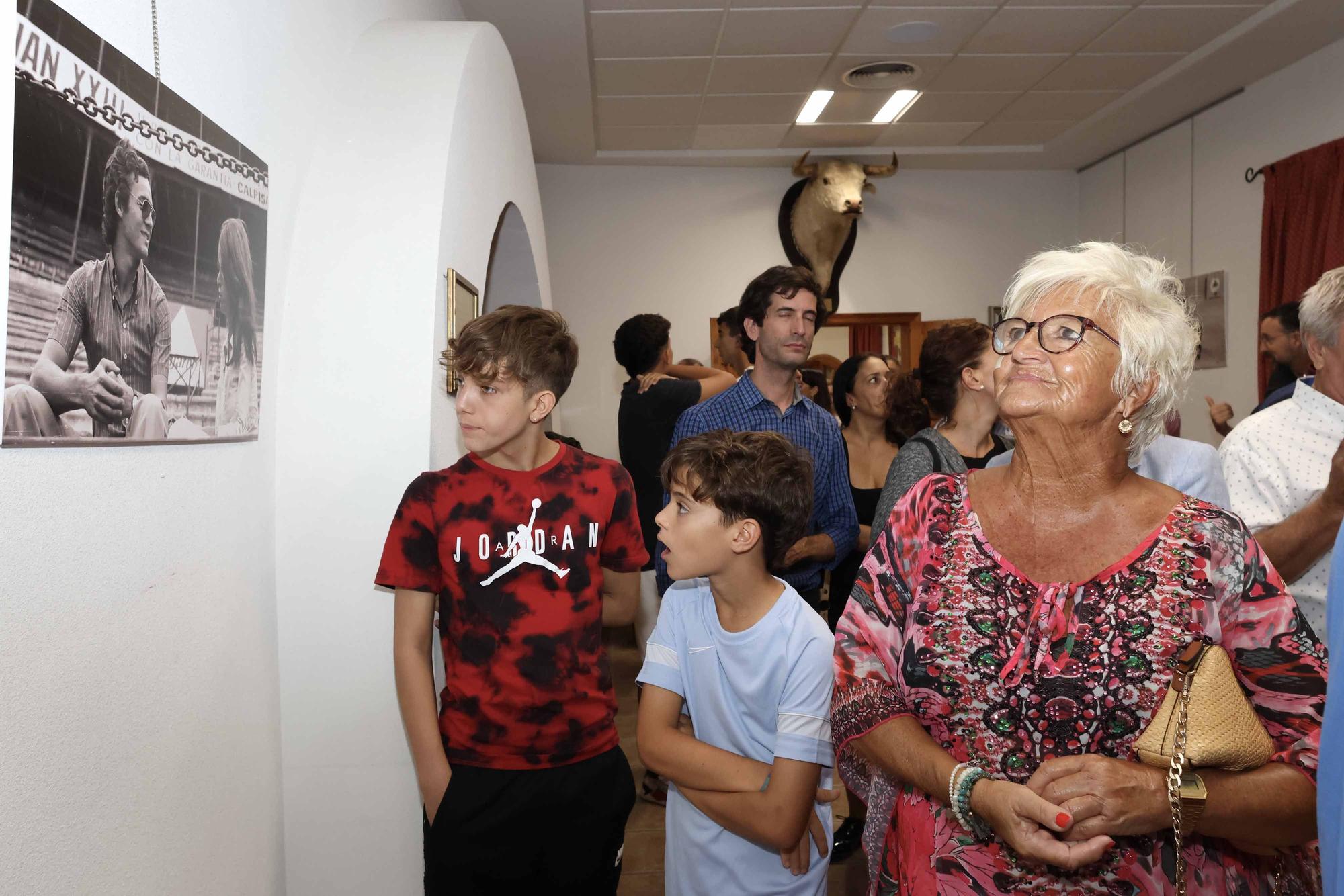 Inauguración de la exposición fotográfica de Manzanares(padre) con la cámara de Perfecto Arjones