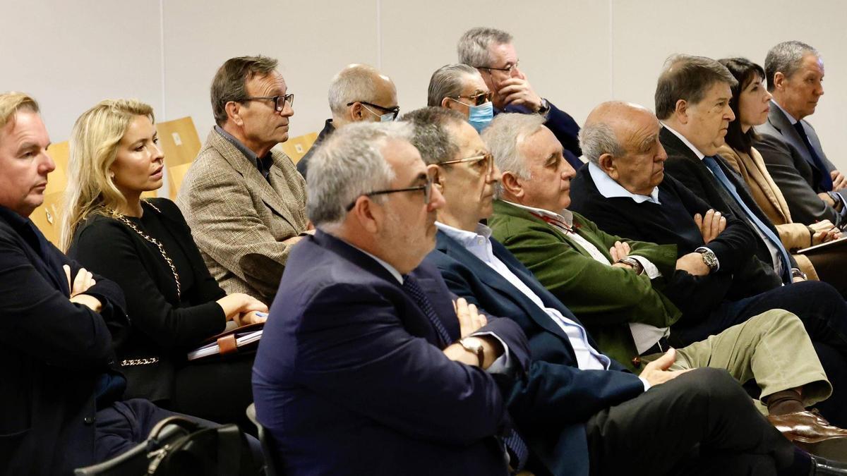 Trece de los quince acusados en el caso Erial, en otra imagen captada ayer en la sala Tirant I de la Ciudad de la Justicia de València.