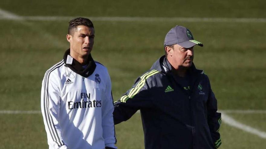 Cristiano Ronaldo y Benítez, durante un entrenamiento reciente. // Efe