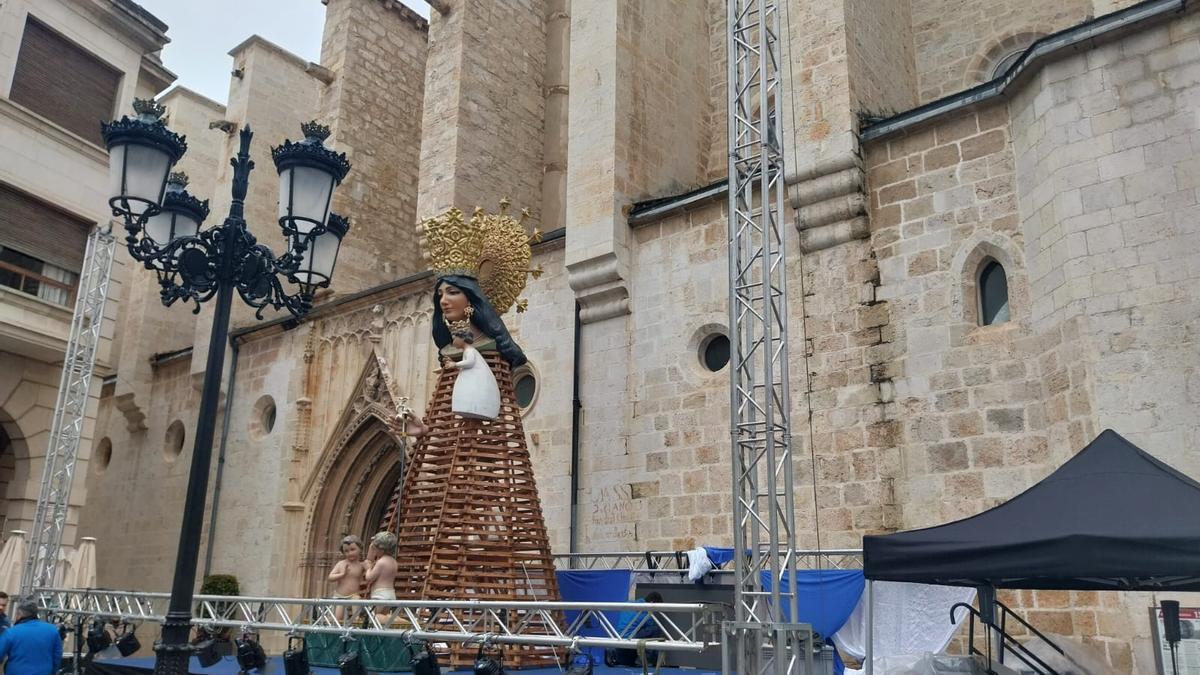 El escenario con la imagen de la Mare de Déu, que ya está listo en la plaza Major de Gandia.