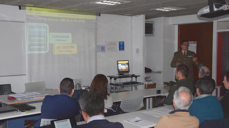 Técnicos de Defensa, durante su reunión con directores de oficinas del Servicio Regional de Empleo y Formación para detallarles el funcionamiento de la carrera militar