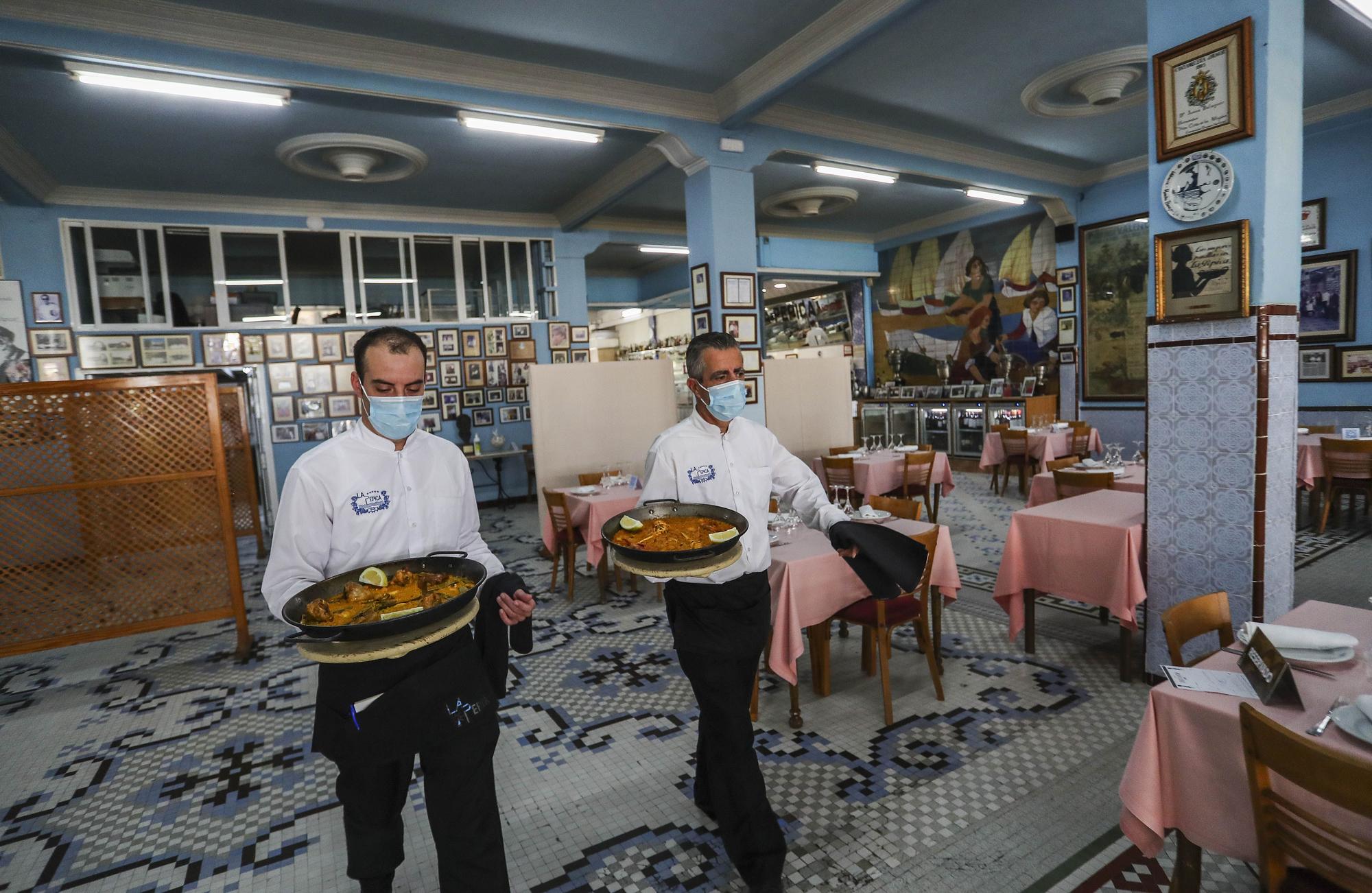 Una jornada de servicio en uno de los bastiones de la paella: La Pepica