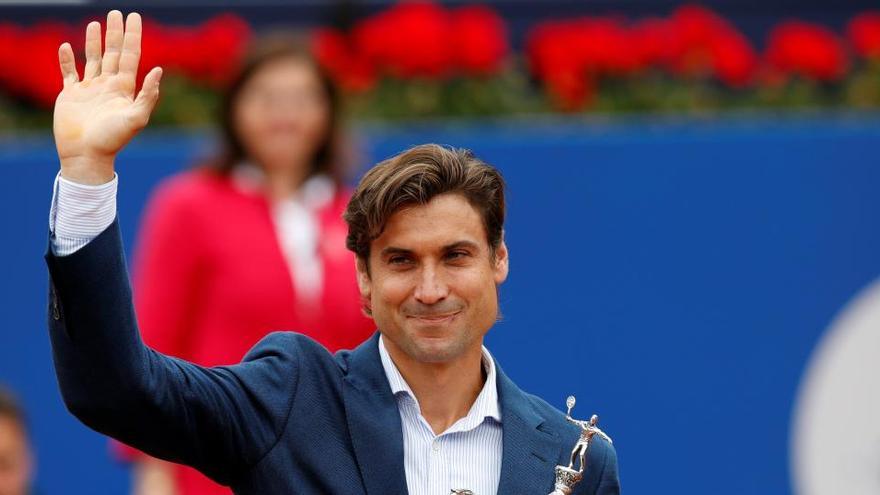 David Ferrer, con el trofeo Conde de Godó, del que es ahora director